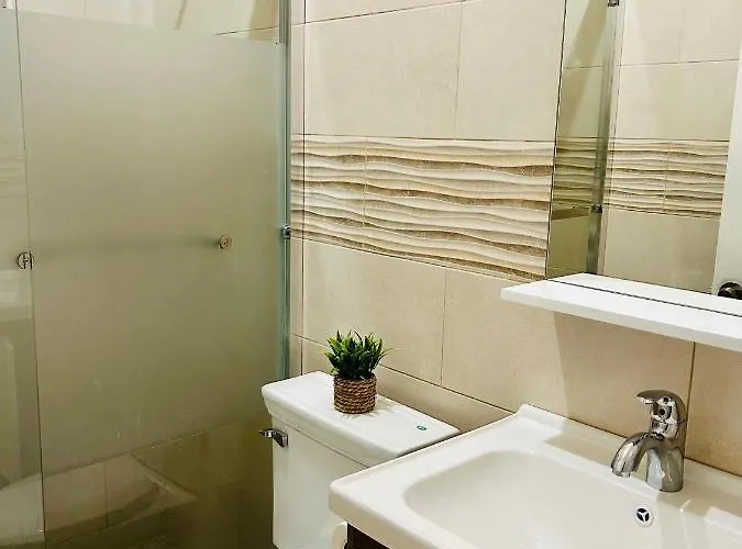 The Rest Stop-b- 15 Min From Airport/24hrs Security Apartamento